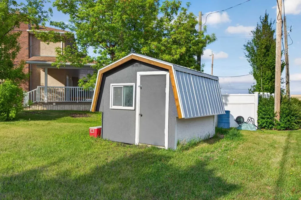571 8 Street SE Three Hills AB T0M 2A0