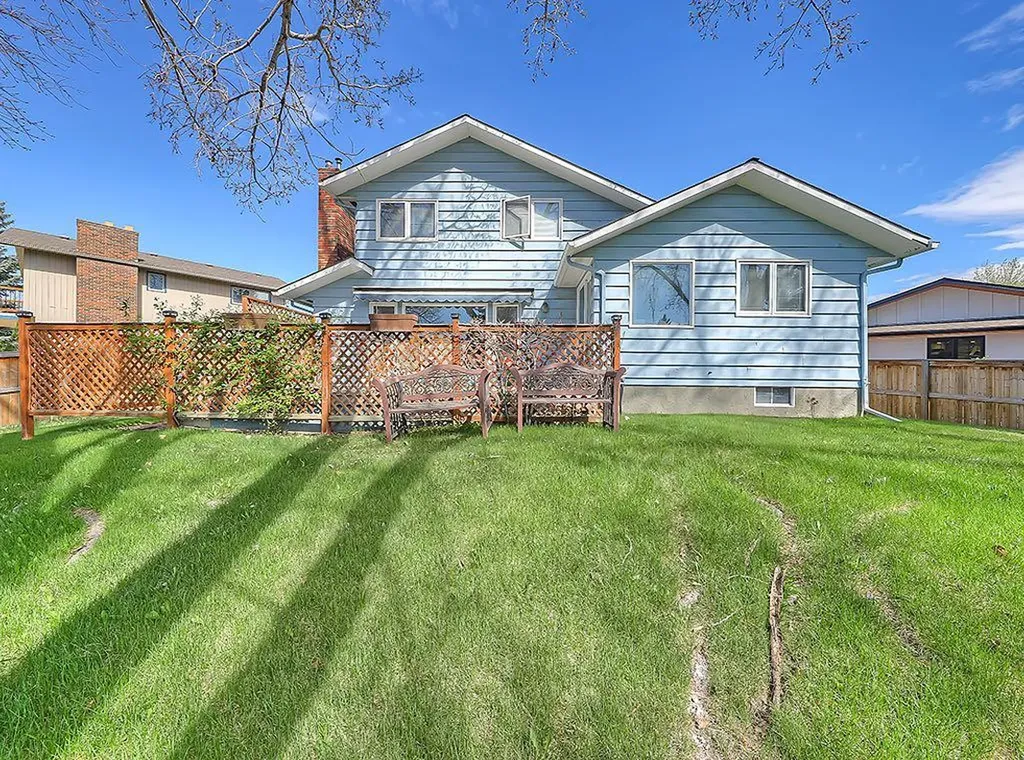 23 Lake Bonaventure Place SE Calgary AB T2J 5J3