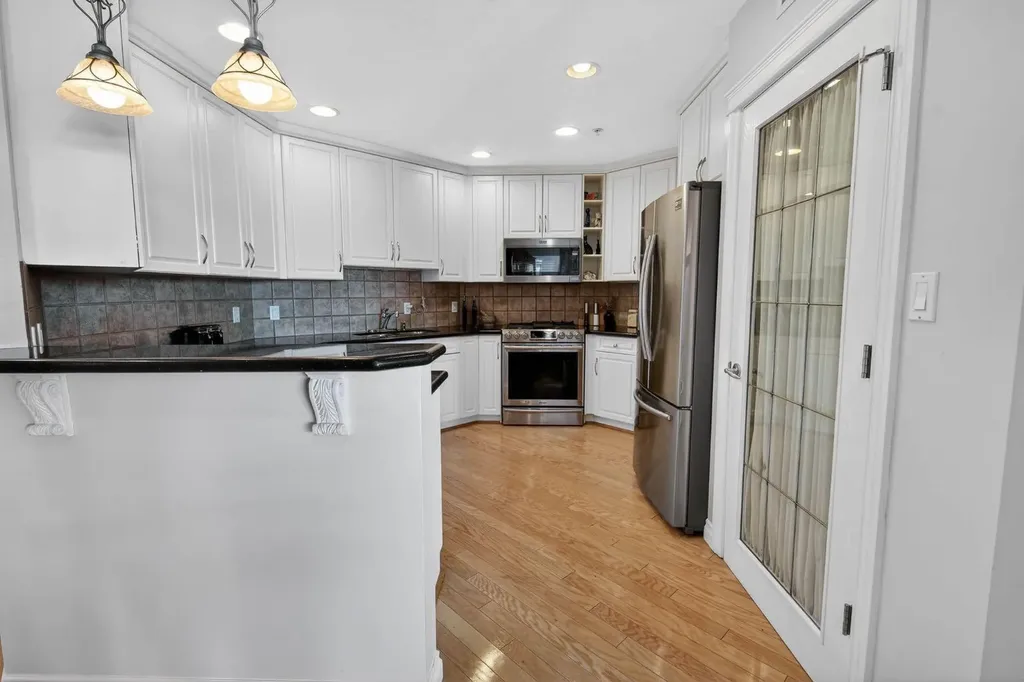1718 14 Avenue NW Calgary AB T2N 4Y7