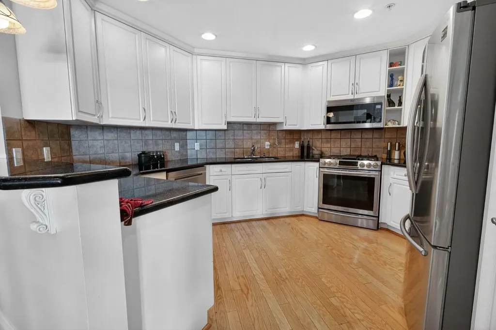 1718 14 Avenue NW Calgary AB T2N 4Y7