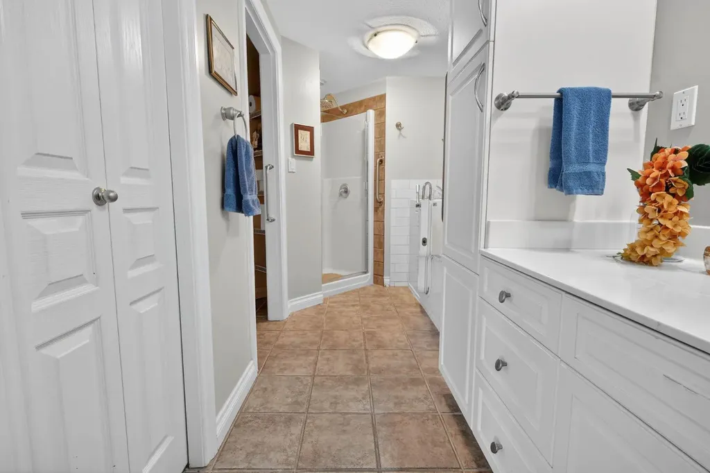 1718 14 Avenue NW Calgary AB T2N 4Y7