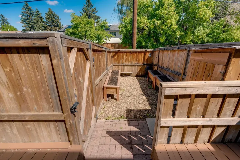630 Sabrina Road SW Calgary AB T2W 2N7