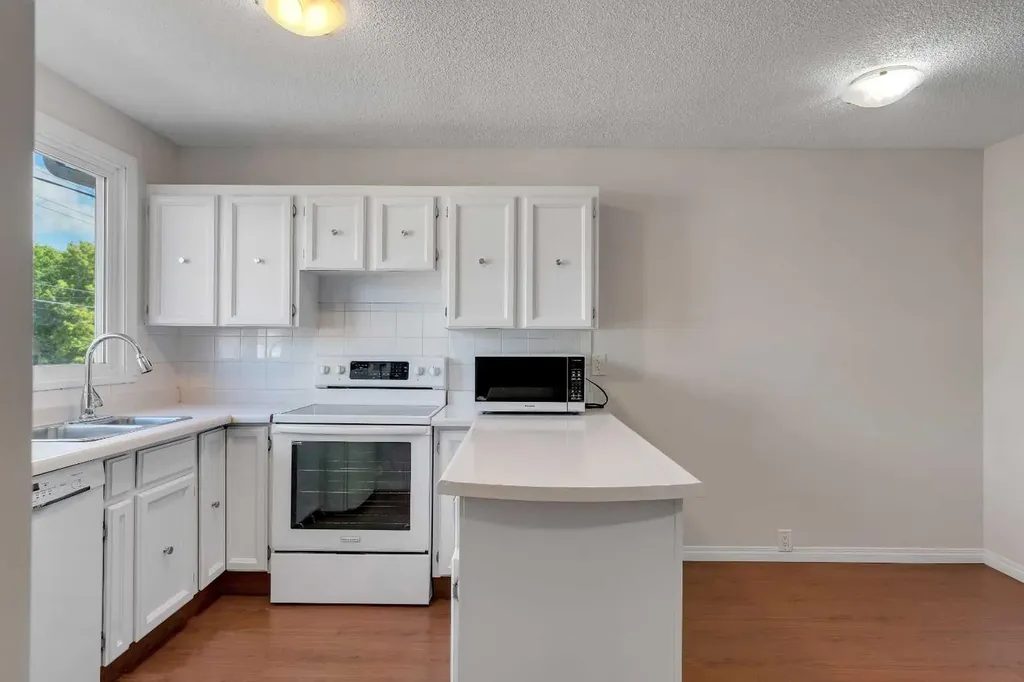 630 Sabrina Road SW Calgary AB T2W 2N7