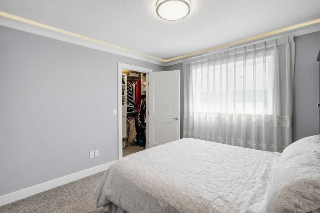 160 Kinniburgh Loop Chestermere AB T1X 0V1