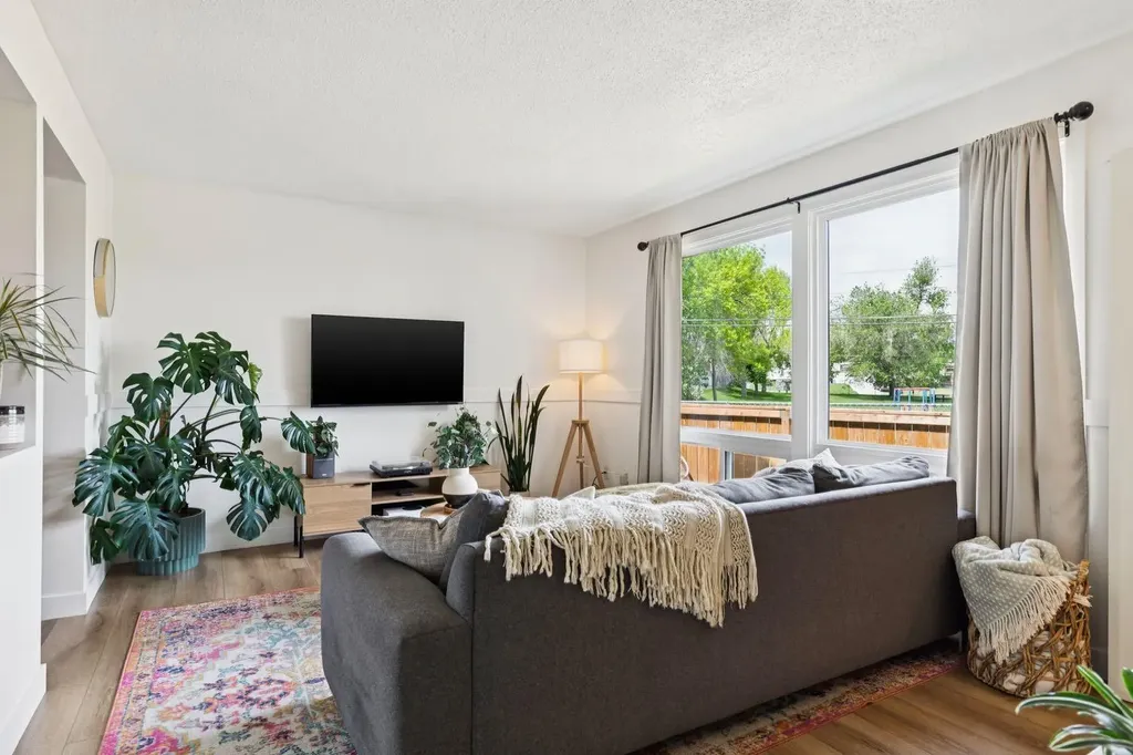 11240 6 Street SW Calgary AB T2W 1V9