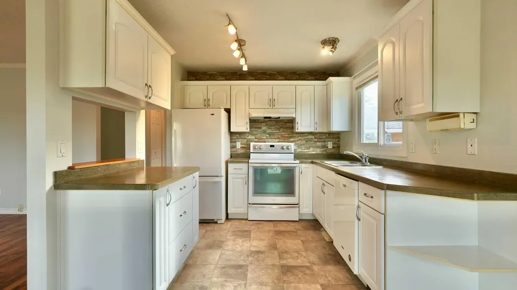 9805 75 Avenue Peace River AB T8S 1B5