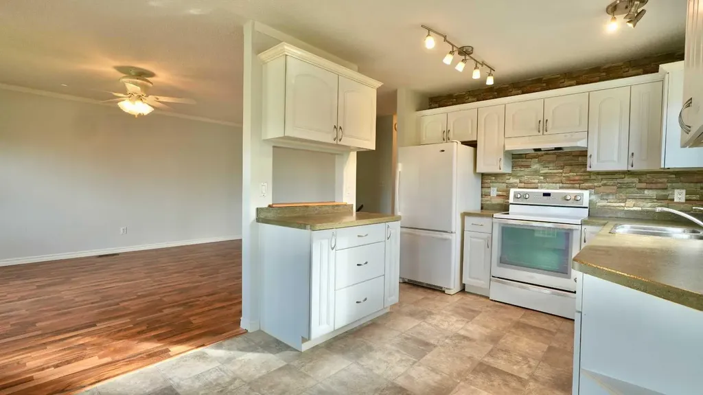9805 75 Avenue Peace River AB T8S 1B5
