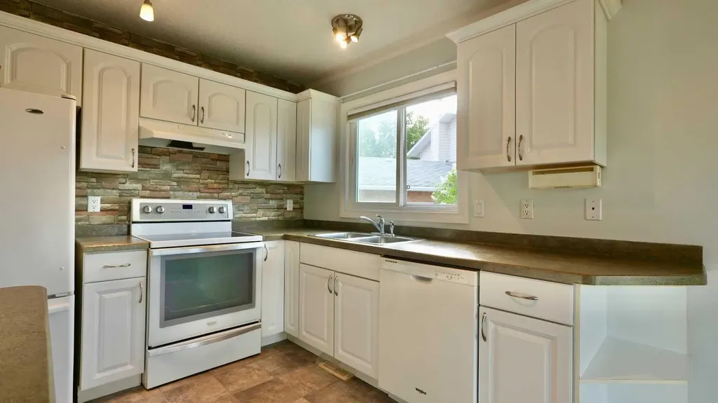 9805 75 Avenue Peace River AB T8S 1B5