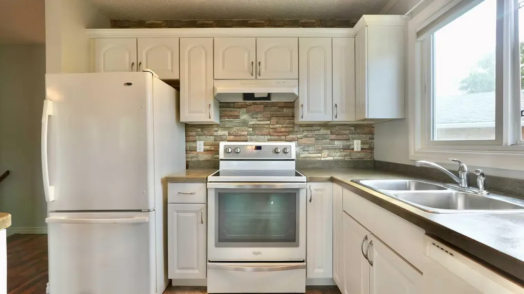 9805 75 Avenue Peace River AB T8S 1B5