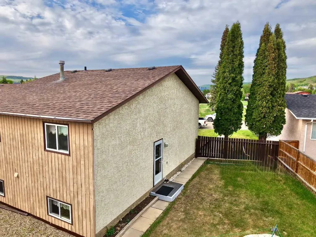 9805 75 Avenue Peace River AB T8S 1B5