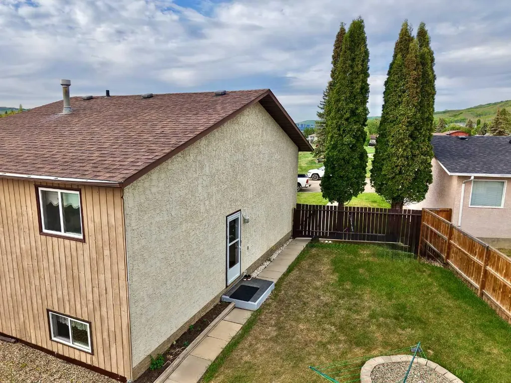 9805 75 Avenue Peace River AB T8S 1B5