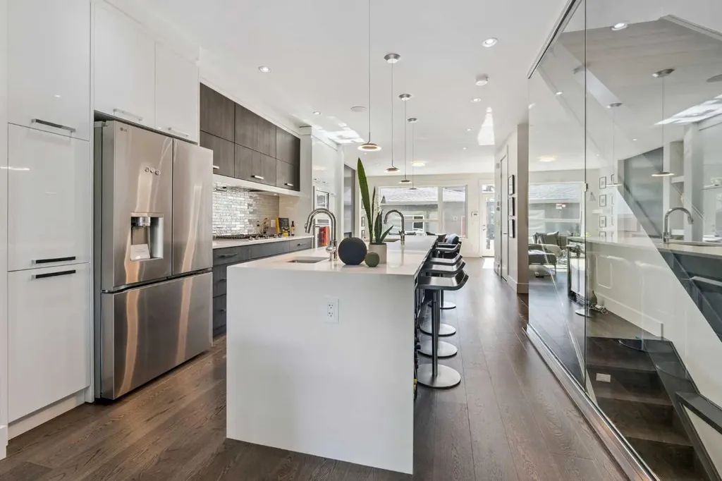 2026 32 Street SW Calgary AB T3E 2R3