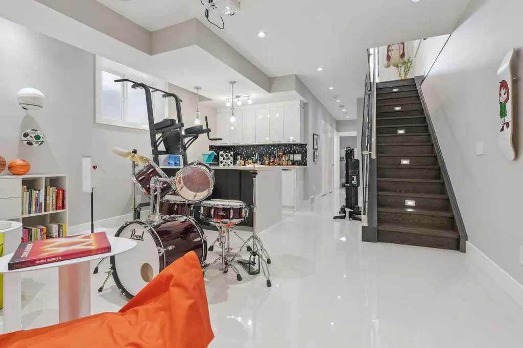 2026 32 Street SW Calgary AB T3E 2R3