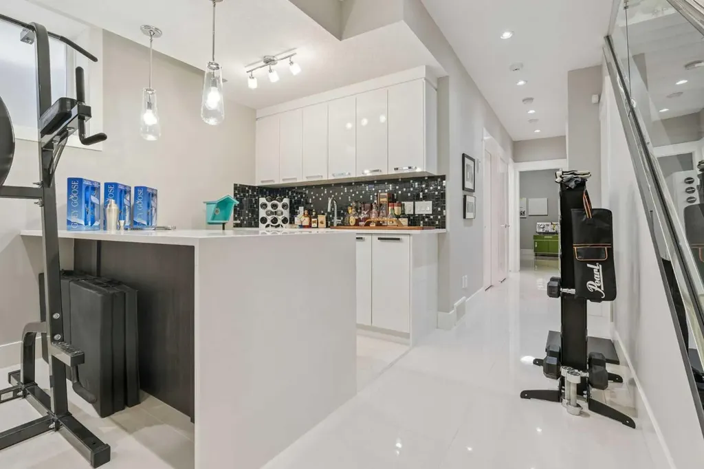 2026 32 Street SW Calgary AB T3E 2R3
