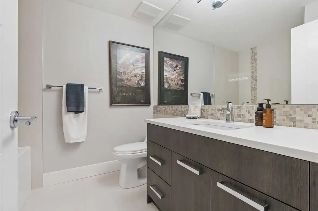 2026 32 Street SW Calgary AB T3E 2R3