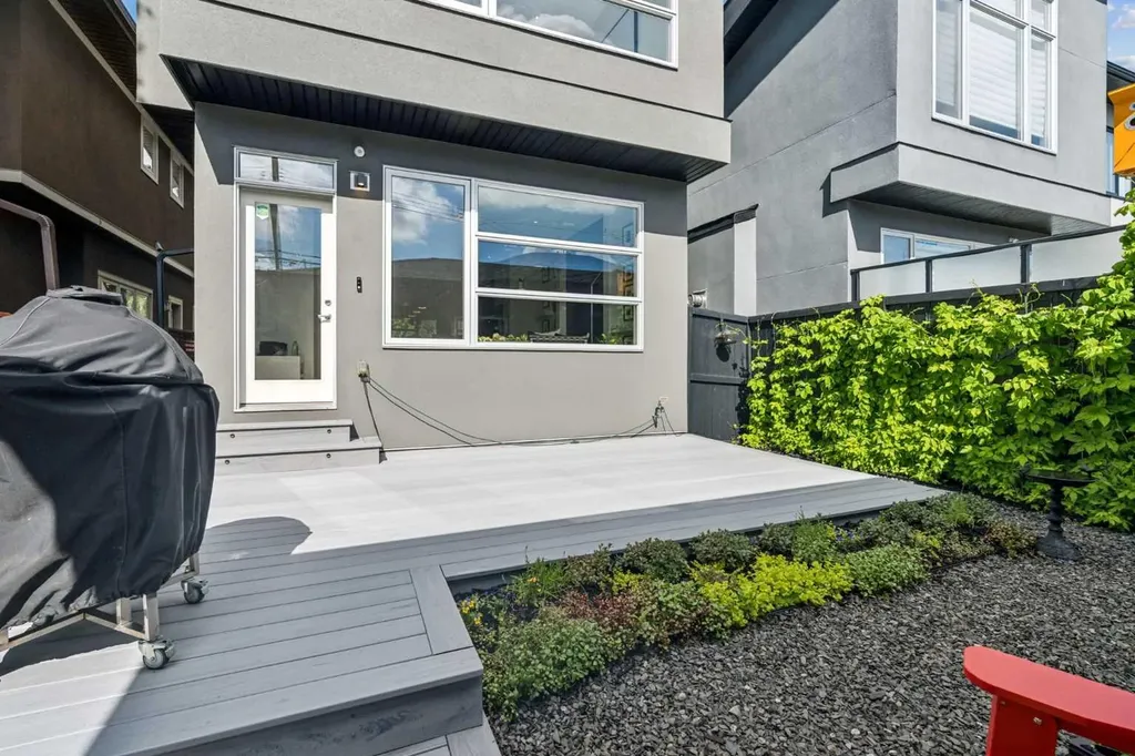 2026 32 Street SW Calgary AB T3E 2R3