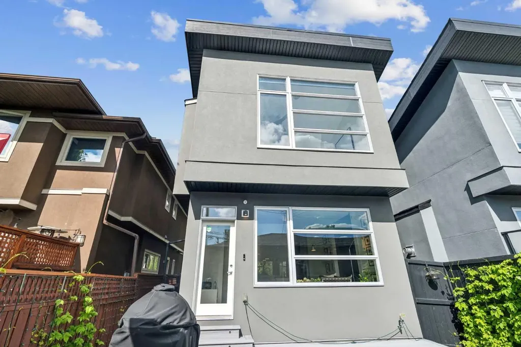 2026 32 Street SW Calgary AB T3E 2R3