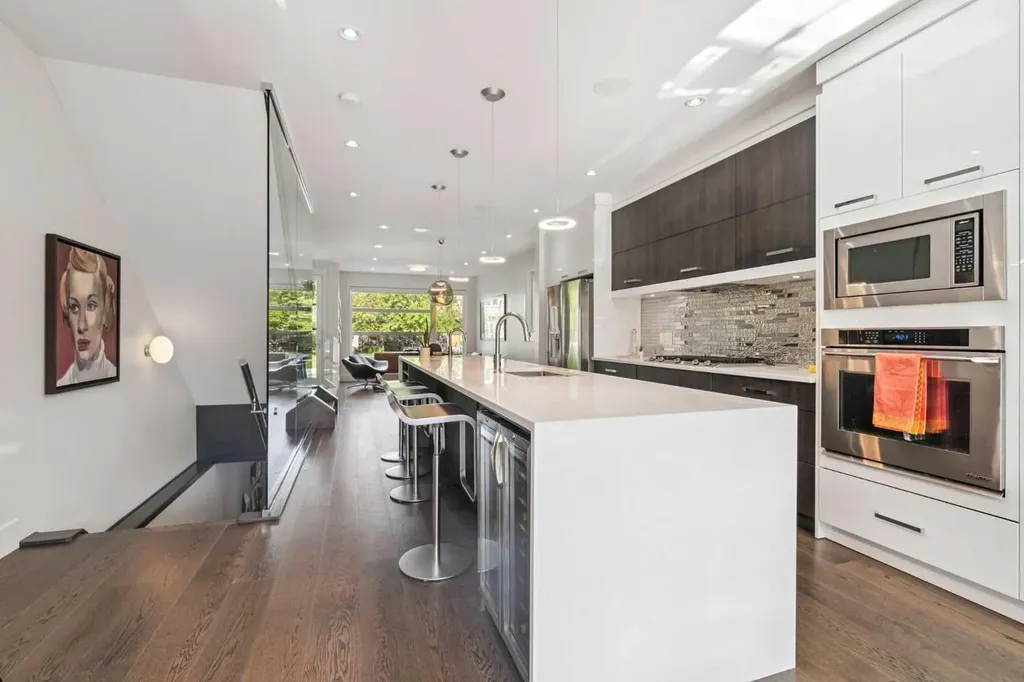 2026 32 Street SW Calgary AB T3E 2R3