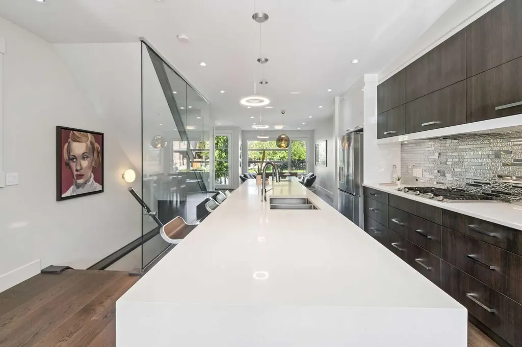 2026 32 Street SW Calgary AB T3E 2R3