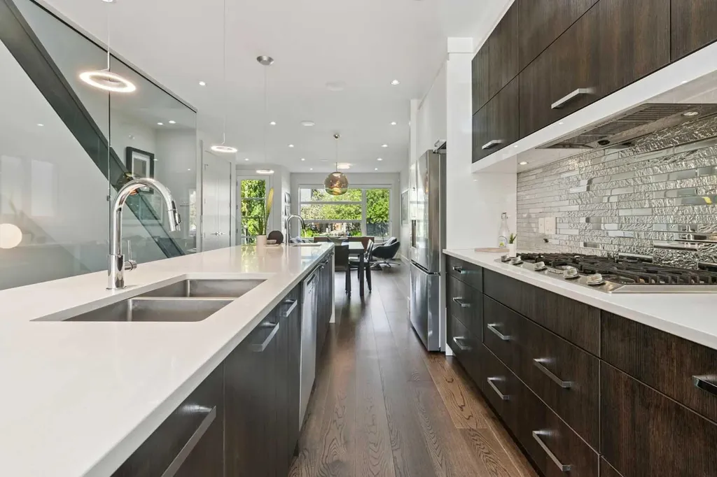 2026 32 Street SW Calgary AB T3E 2R3