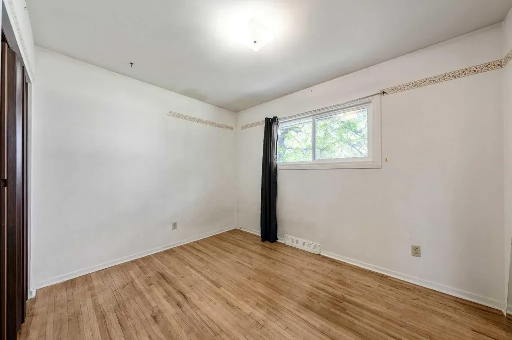 1032 89 Avenue SW Calgary AB T2v 0W4