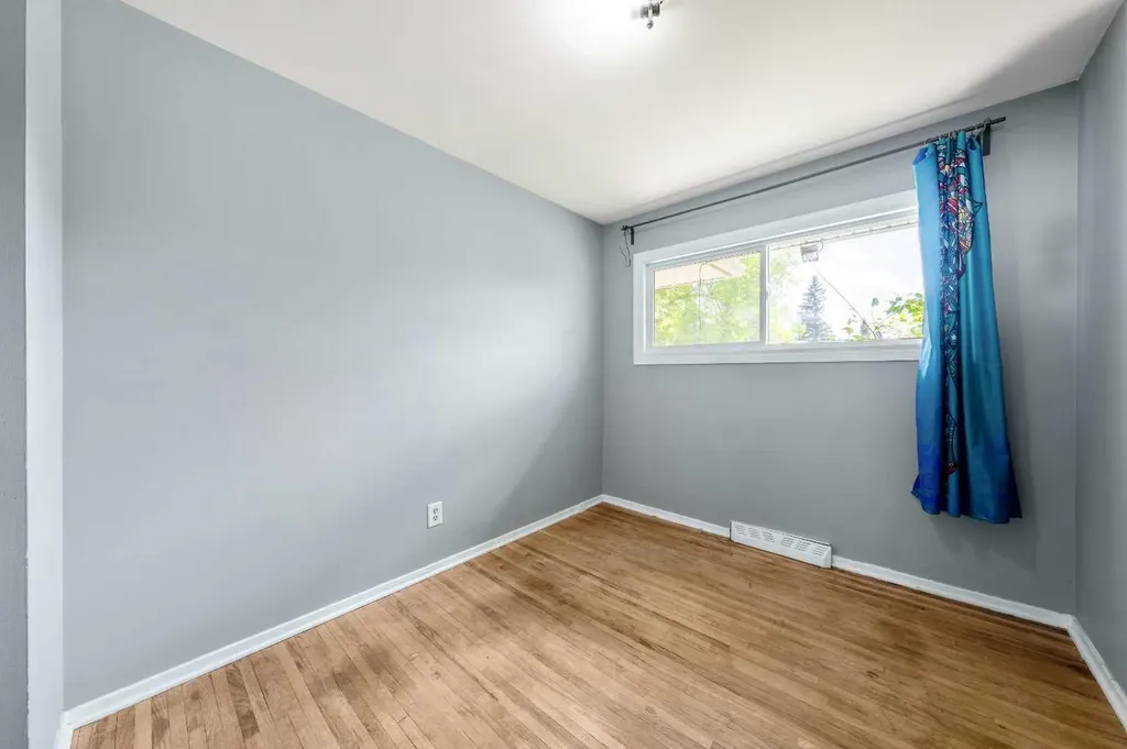 1032 89 Avenue SW Calgary AB T2v 0W4