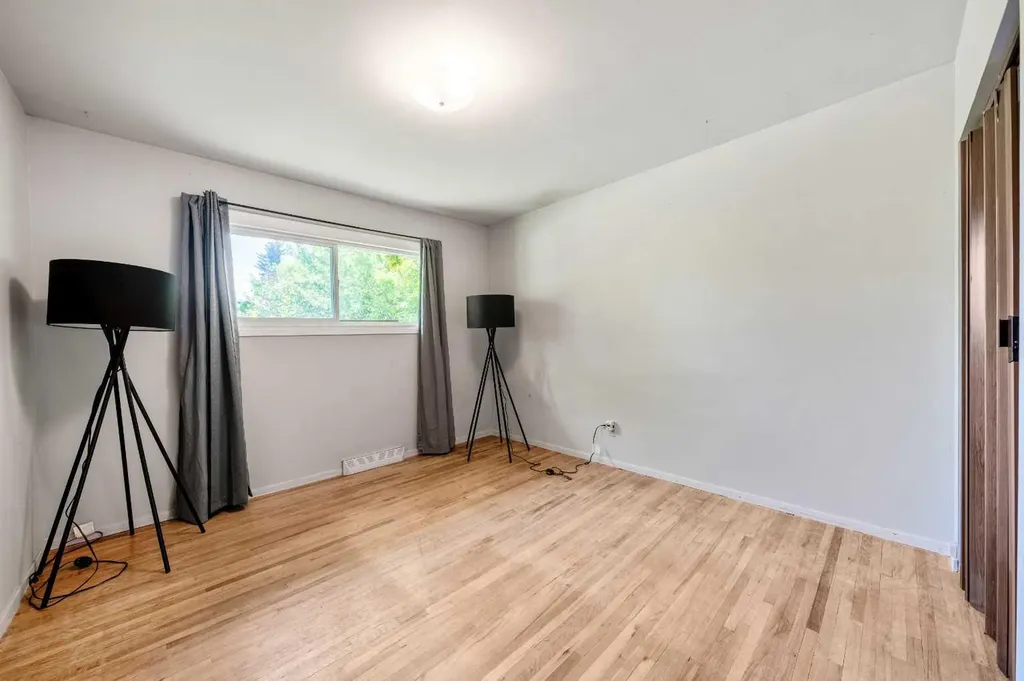 1032 89 Avenue SW Calgary AB T2v 0W4