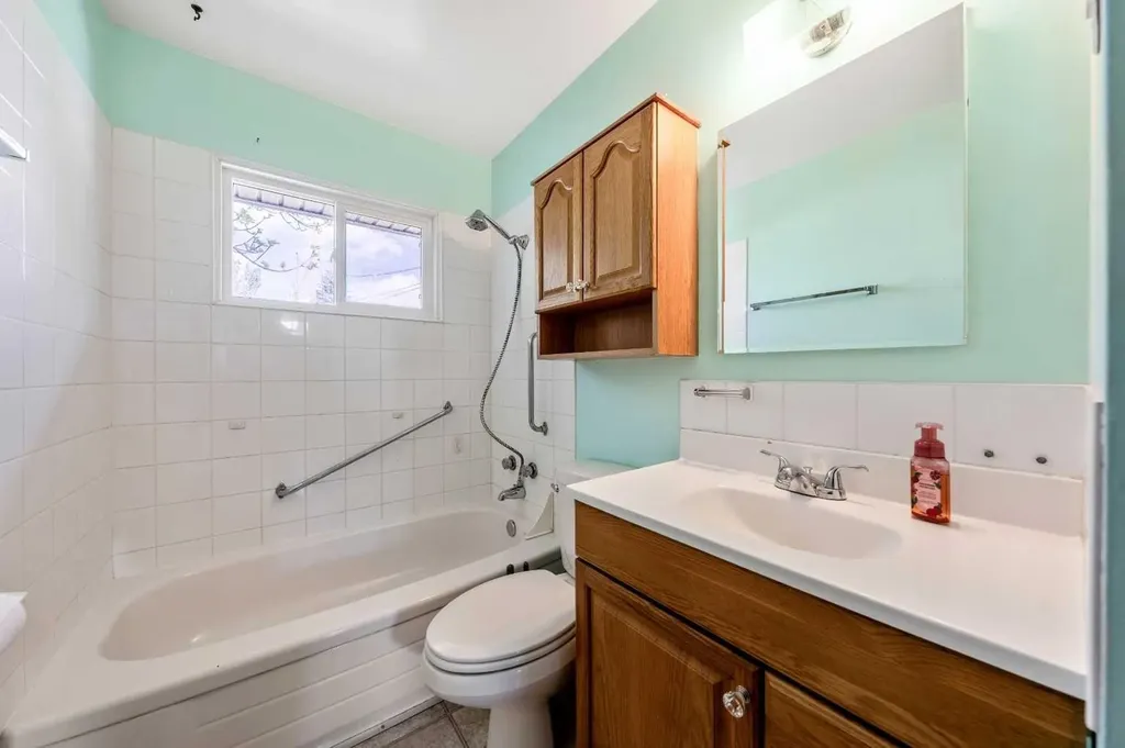 1032 89 Avenue SW Calgary AB T2v 0W4