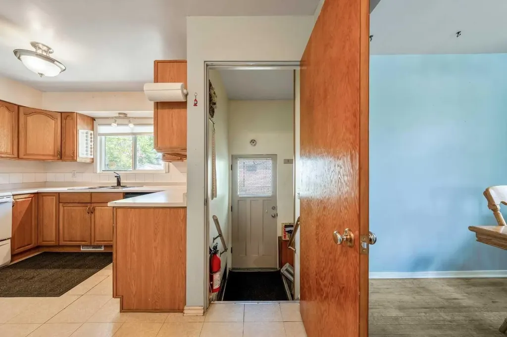 1032 89 Avenue SW Calgary AB T2v 0W4