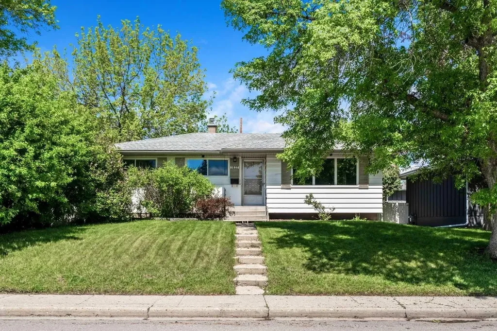 1032 89 Avenue SW Calgary AB T2v 0W4