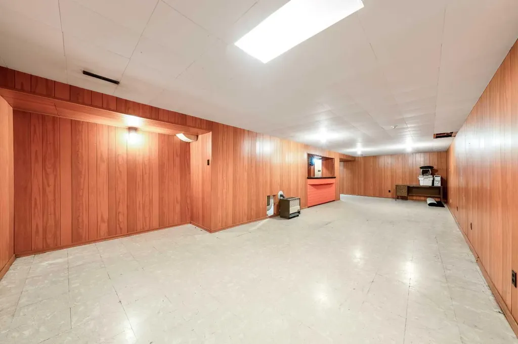 1032 89 Avenue SW Calgary AB T2v 0W4
