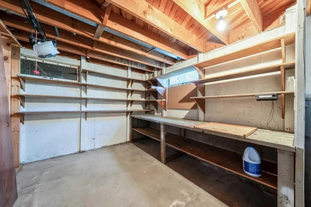 1032 89 Avenue SW Calgary AB T2v 0W4