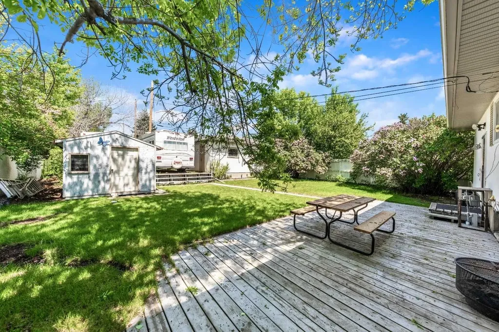 1032 89 Avenue SW Calgary AB T2v 0W4