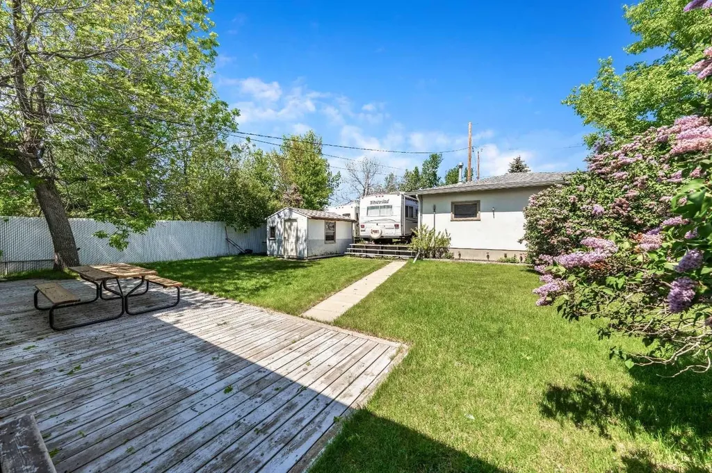 1032 89 Avenue SW Calgary AB T2v 0W4