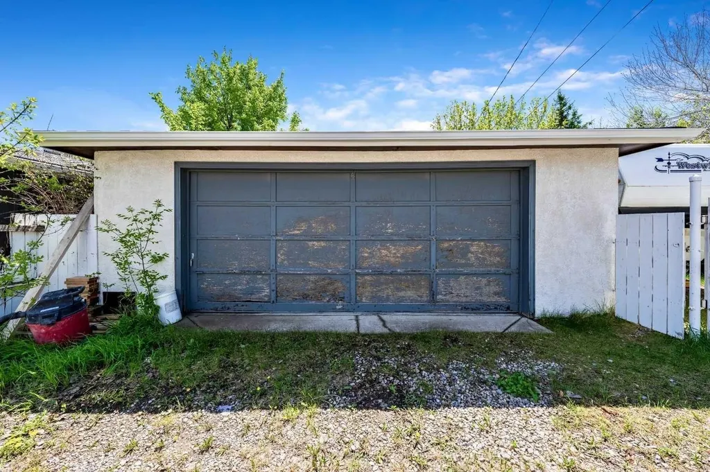 1032 89 Avenue SW Calgary AB T2v 0W4