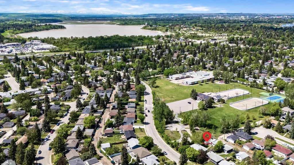 1032 89 Avenue SW Calgary AB T2v 0W4