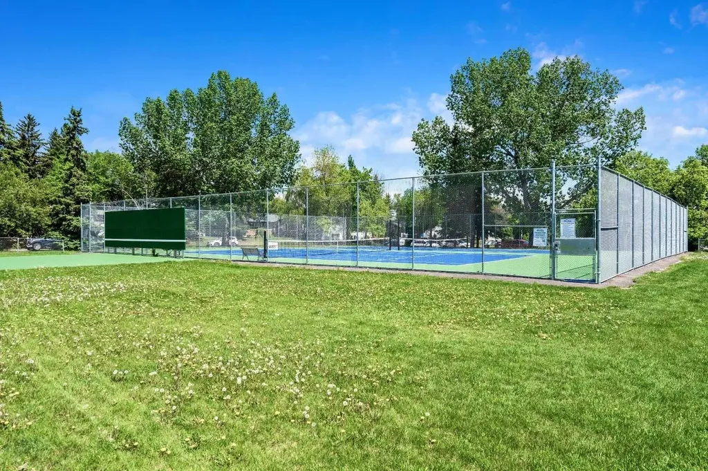 1032 89 Avenue SW Calgary AB T2v 0W4