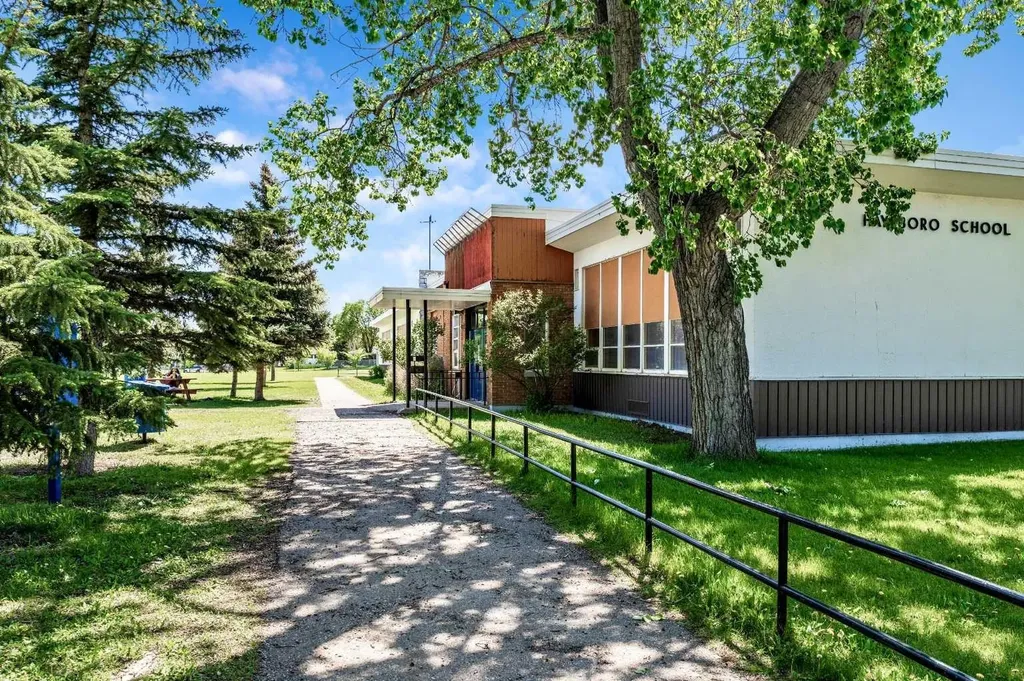 1032 89 Avenue SW Calgary AB T2v 0W4