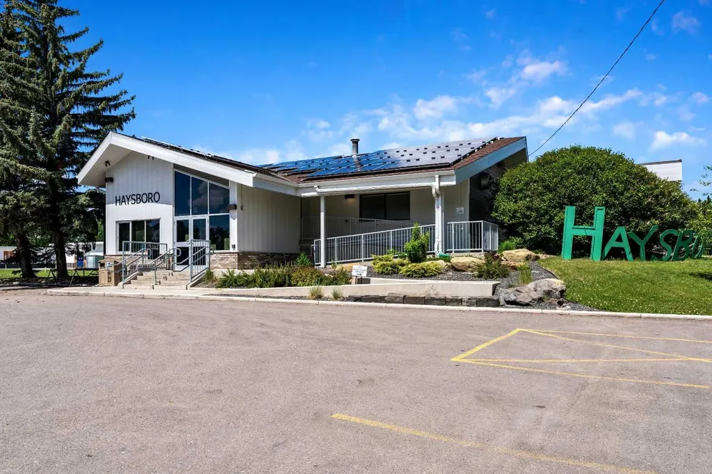 1032 89 Avenue SW Calgary AB T2v 0W4