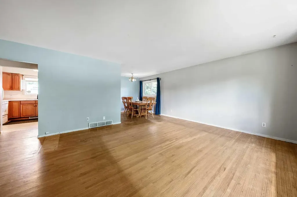1032 89 Avenue SW Calgary AB T2v 0W4