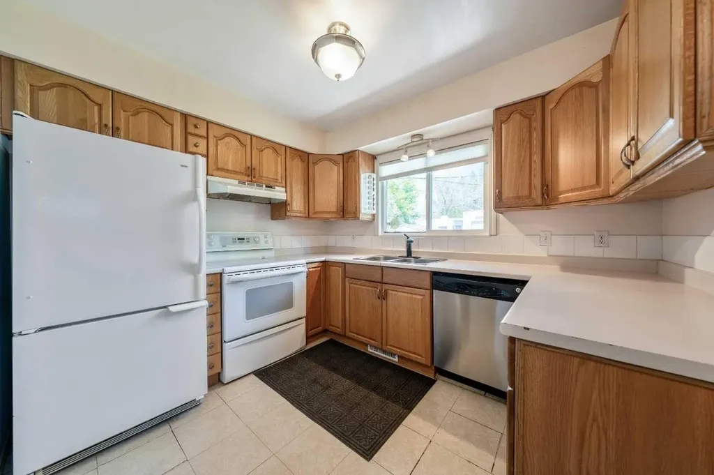 1032 89 Avenue SW Calgary AB T2v 0W4