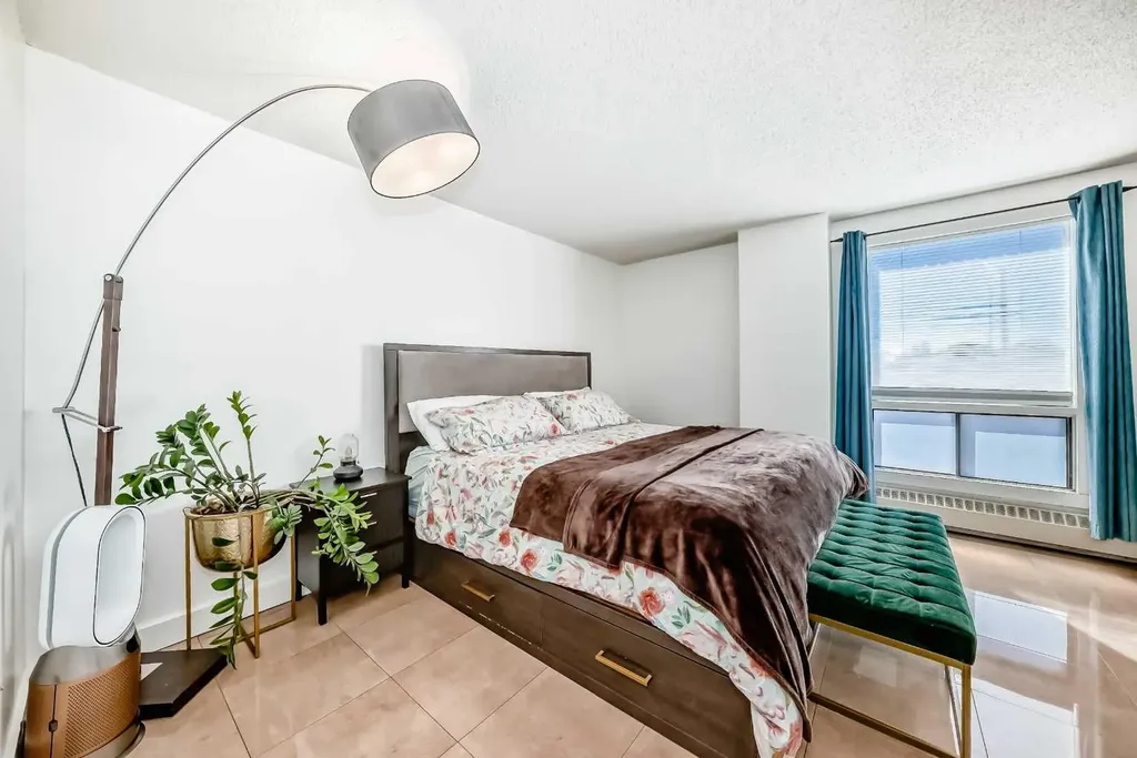 1334 14 Avenue SW Calgary AB T3C 0W2
