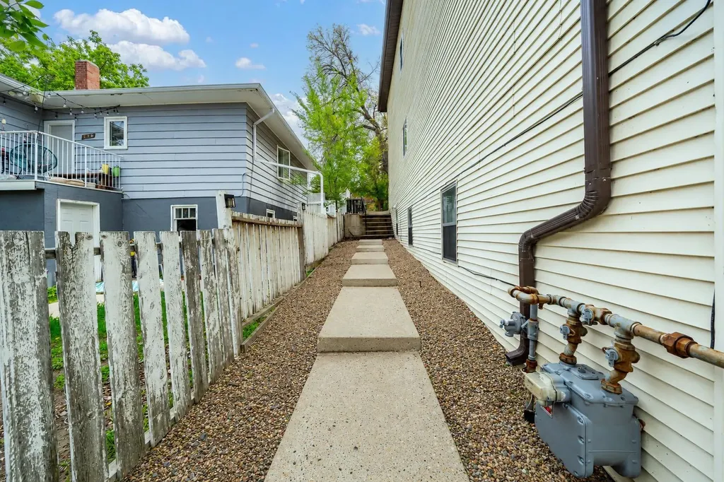 230 3 Street SE Medicine Hat AB T1A 0G5