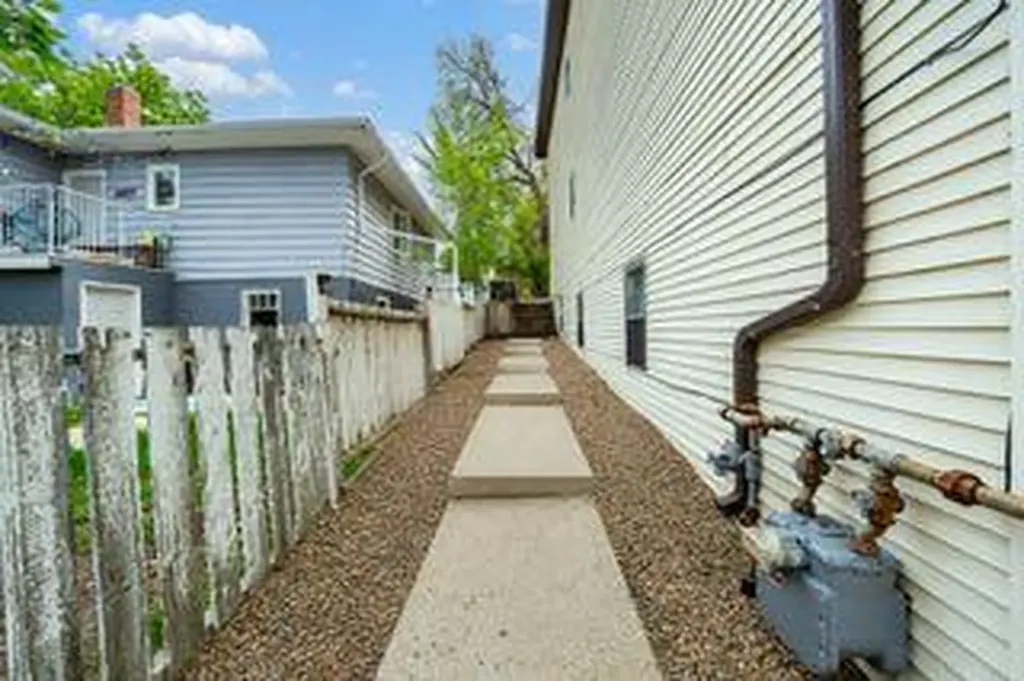 230 3 Street SE Medicine Hat AB T1A 0G5