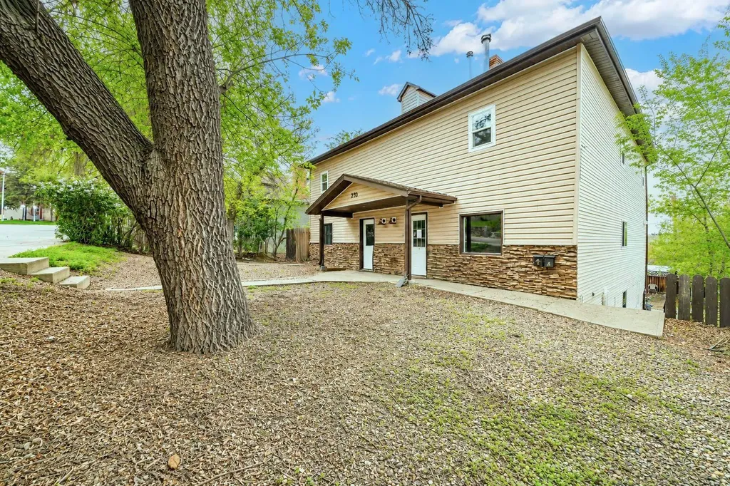 230 3 Street SE Medicine Hat AB T1A 0G5