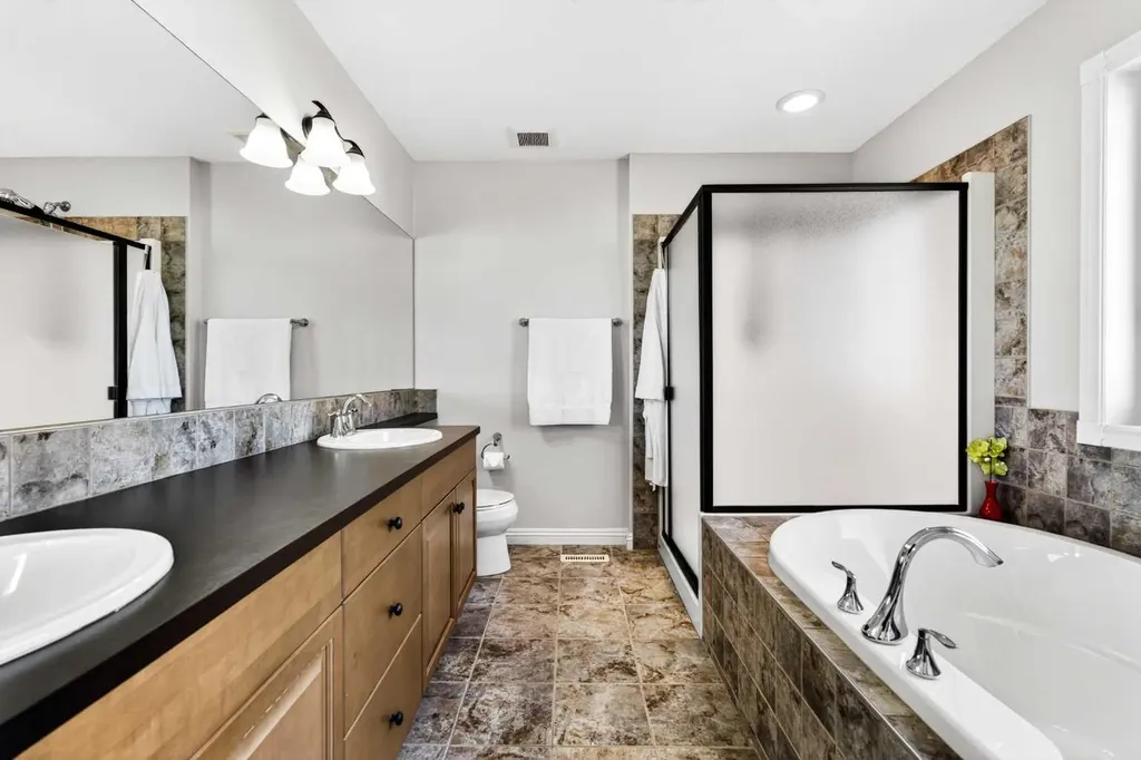216 Everbrook Way SW Calgary AB T2Y 0E8