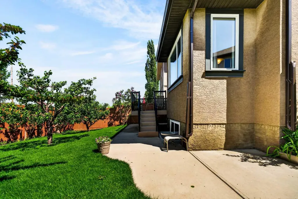 216 Everbrook Way SW Calgary AB T2Y 0E8
