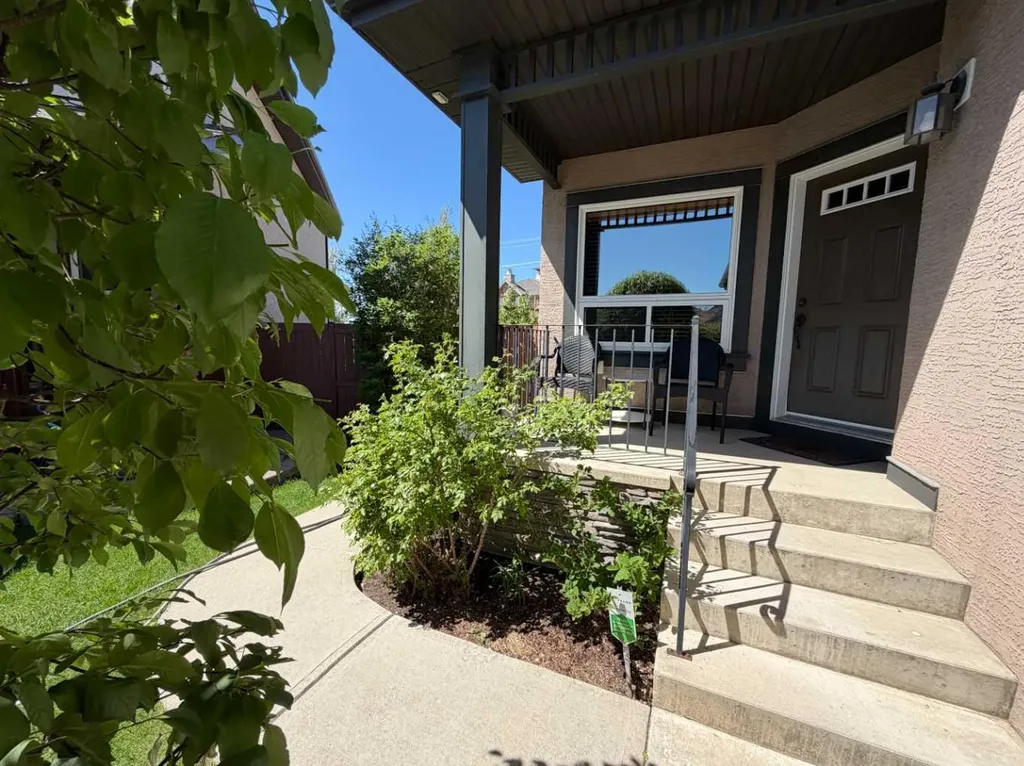 216 Everbrook Way SW Calgary AB T2Y 0E8