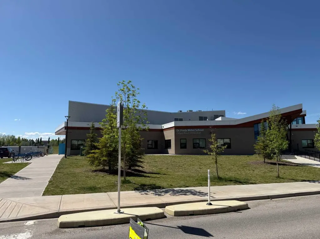 216 Everbrook Way SW Calgary AB T2Y 0E8