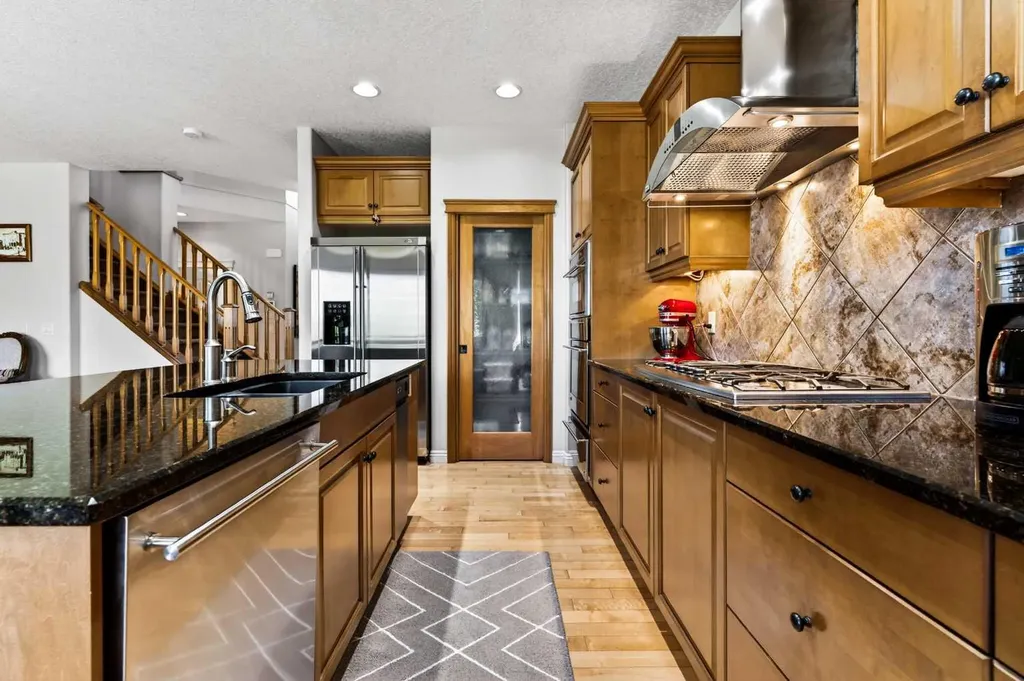 216 Everbrook Way SW Calgary AB T2Y 0E8